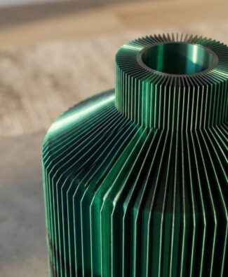 Dettaglio delle lamelle verticali del vaso LUMA Basso verde e nero