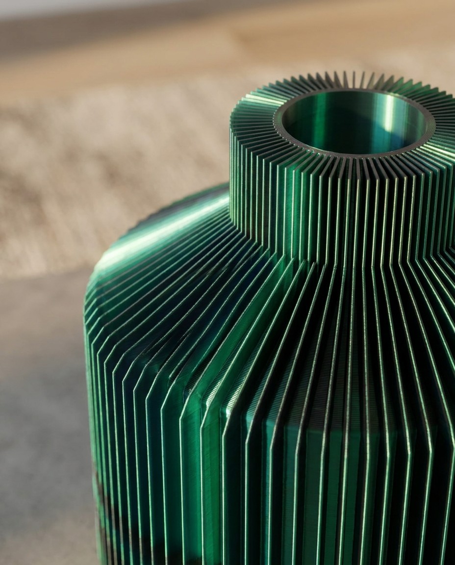 Dettaglio delle lamelle verticali del vaso LUMA Basso verde e nero