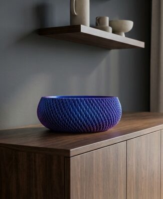 Centrotavola VANO red purple su credenza in noce sotto una mensola